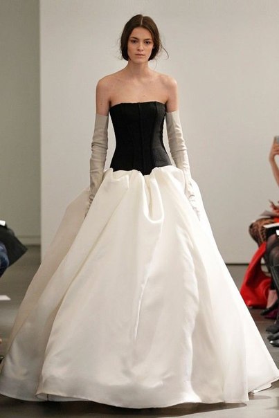 Платье невесты с удлиненным корсетом