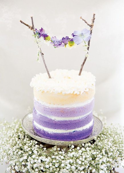 Свадебный торт градиентного цвета с веточками в качестве украшения