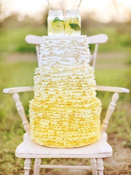 Свадебный торт, украшенный напитками