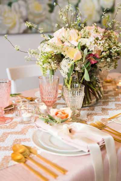 Элегантное оформление свадебного стола цветами