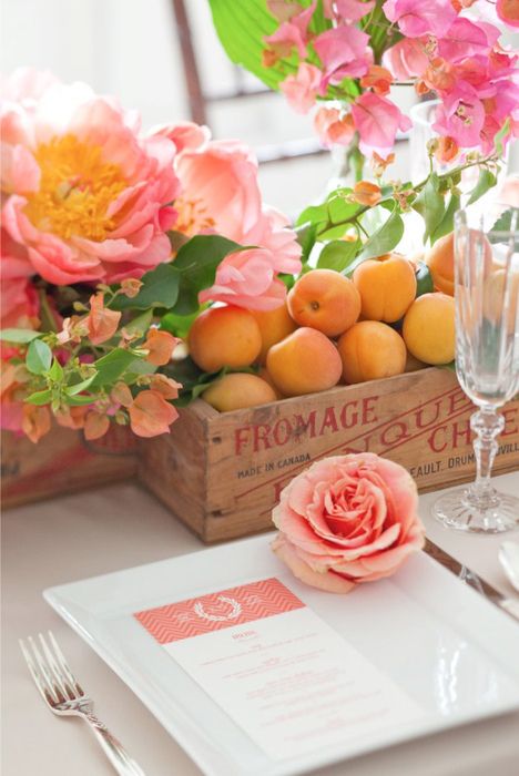 Оформление стола цветами и фруктами