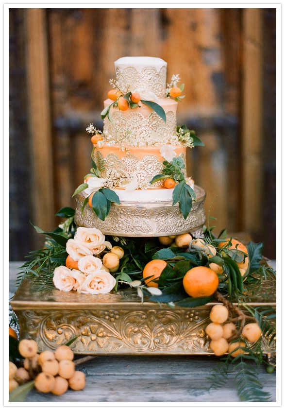 Свадебный торт с оформлением в виде кружева, украшенный фруктами
