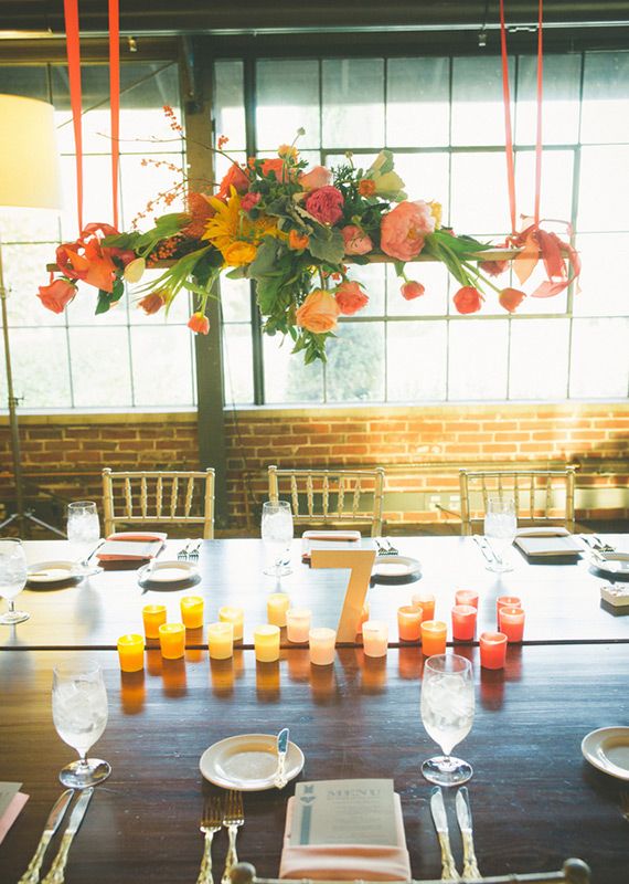 Оформление стола свечами и цветочной композицией