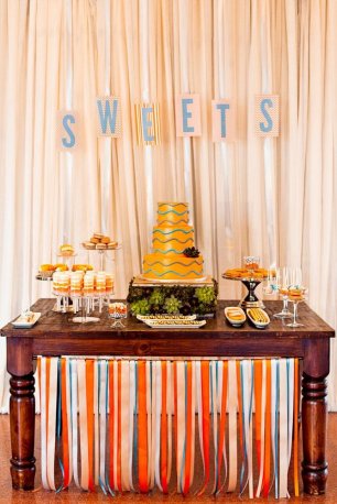 Сладкий стол, декорированный лентами и буквами