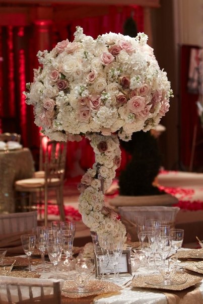 Нестандартная цветочная композиция в оформлении свадебного стола