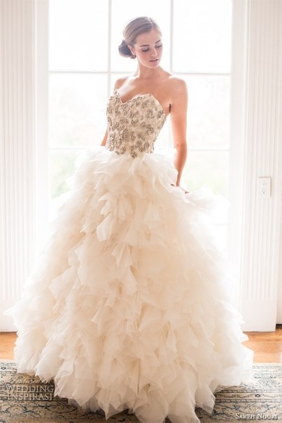 Платье невесты с многослойной юбкой и расшитым корсетом