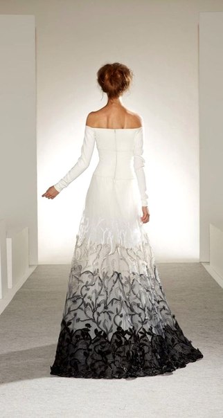 Платье невесты с опущенными плечами и юбкой градиентного цвета