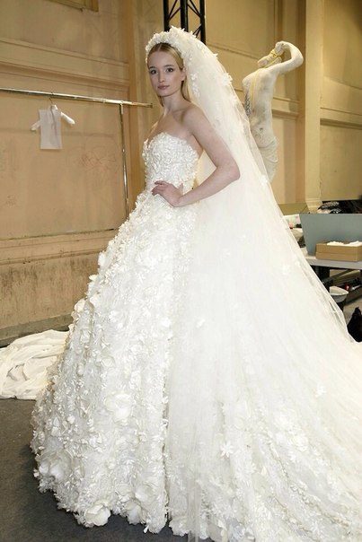 Фактурное платье невесты с длинной фатой