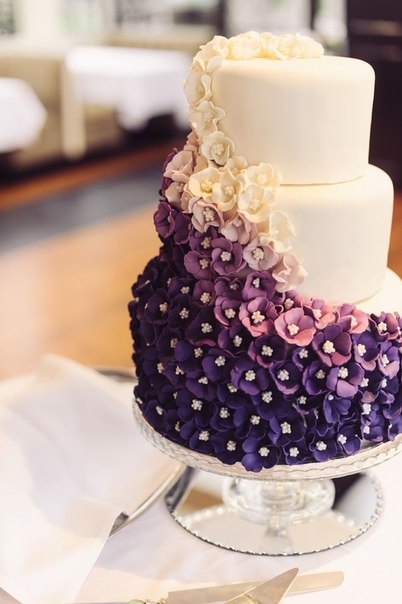 Свадебный торт, декорированный цветами