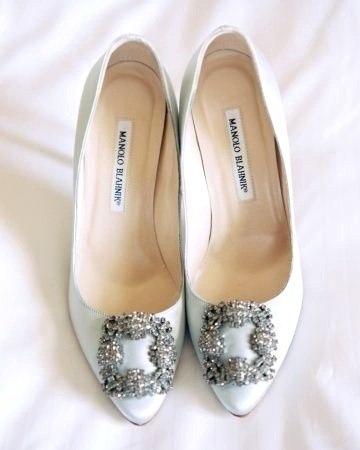 Туфли невесты с декорированным острым носом