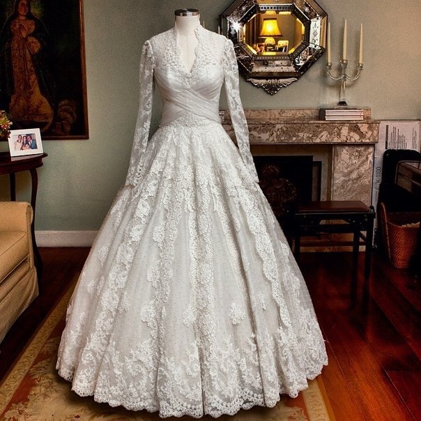 Платье невесты с высоким воротником