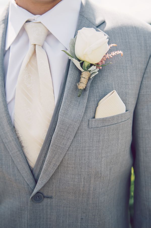 Аксессуары жениха: галстук, бутоньерка из розы и платок