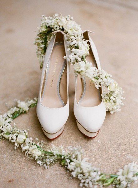 Свадебные туфли на невесте