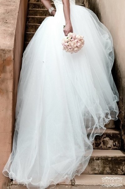 Платье невесты с невероятно пышной юбкой