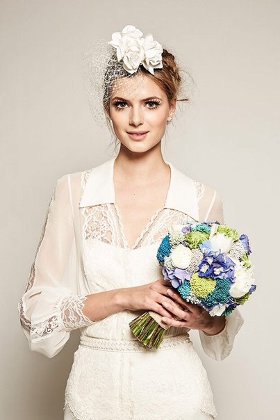Платье-рубашка невесты и аксессуар на голову с сеточкой