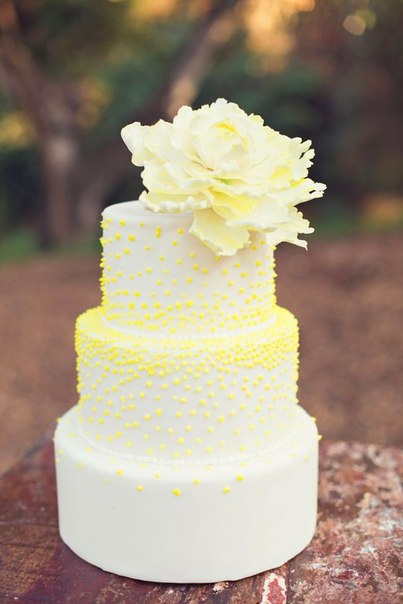 Свадебный торт с крупным цветком