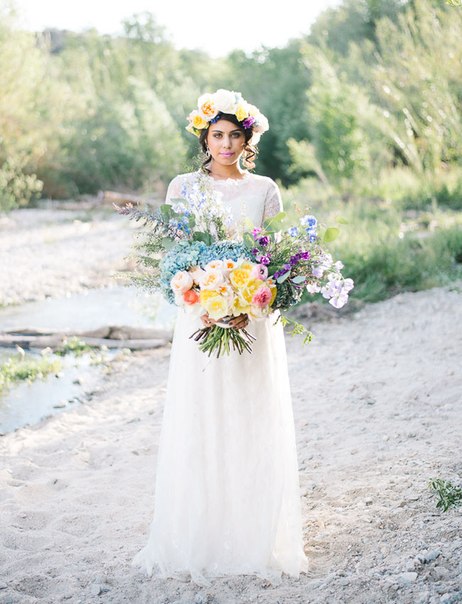 Образ невесты: платье в пол, венок на голову и невероятный букет