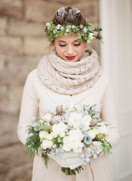 Детали зимнего образа невесты: венок на голове и плотный шарф