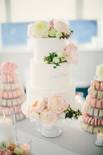 Классический свадебный торт,украшенный розами