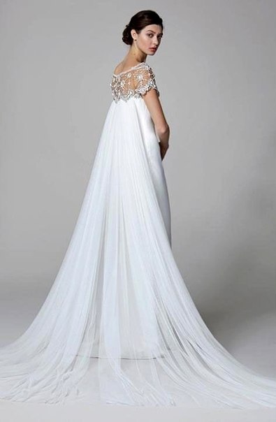 Платье невесты с необычным шлейфом