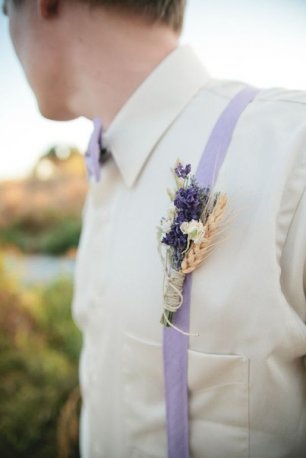 Аксессуары жениха: галстук-бабочка, подтяжки и бутоньерка из полевых цветов