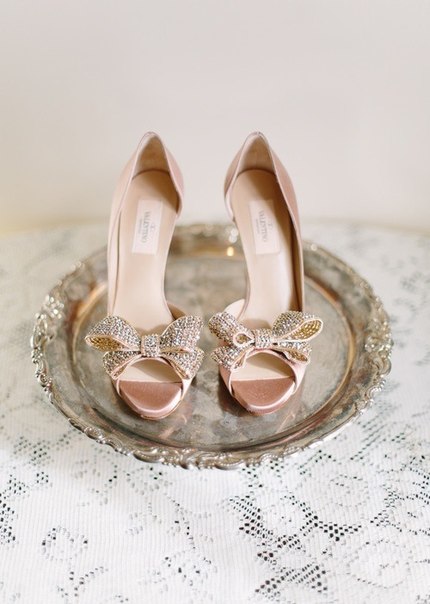 Туфли невесты с мерцающими бантиками