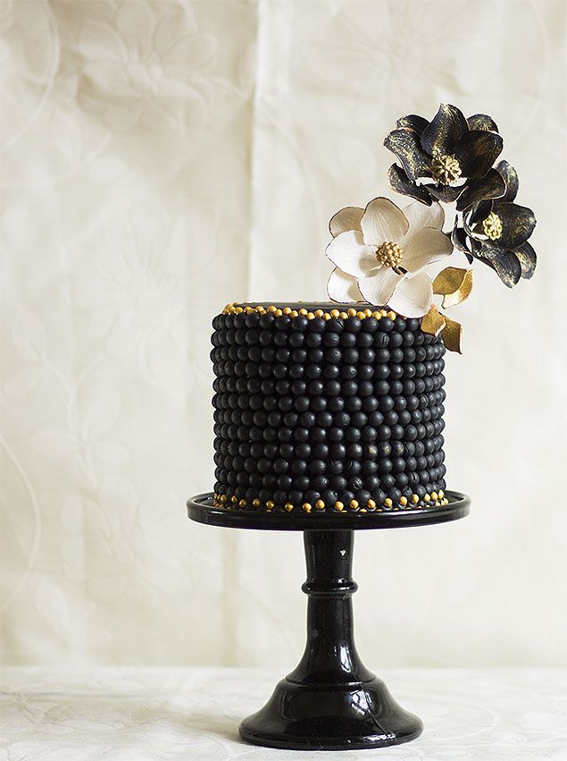 Свадебный торт с интересной фактурой и цветами