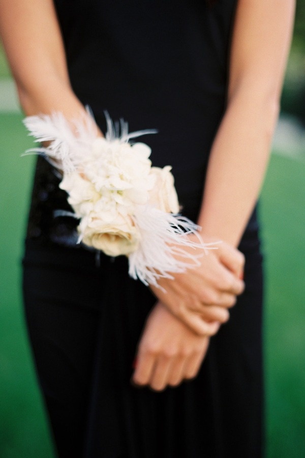Браслет на руку для подружки невесты в виде цветка с перьями