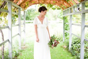 Платье невесты простого кроя