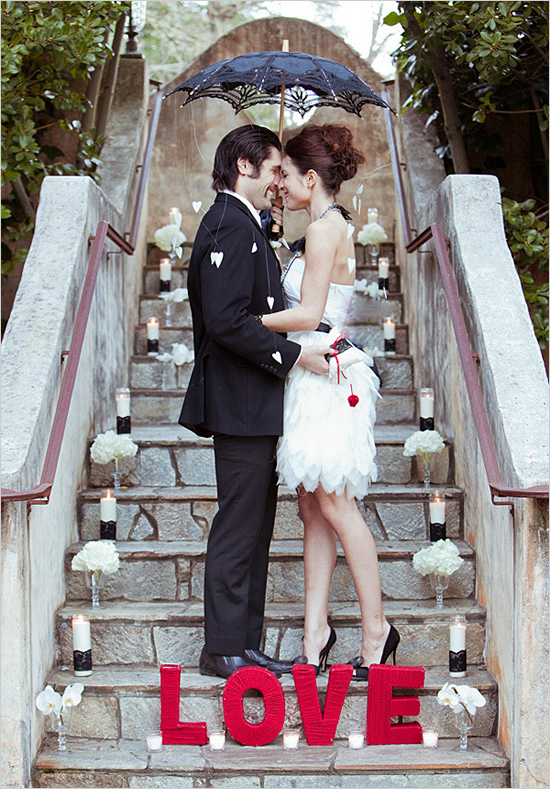 Трогательные детали свадебной фотосессии - буквы и свечи с кружевом