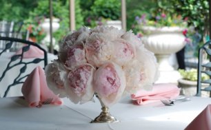 Оформление стола крупными пионами