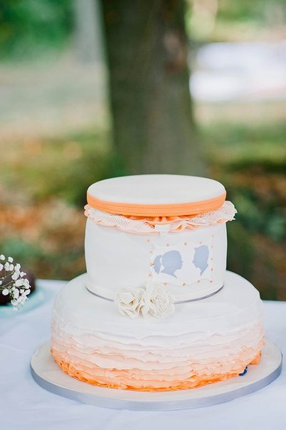 Свадебный торт с силуэтами молодоженов