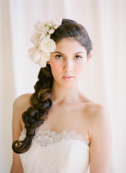 Прическа невесты с уложенной косой и живыми цветами