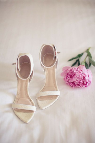Туфли невесты с минималистским дизайном