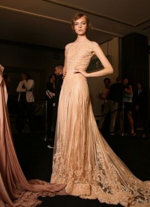 Кружевное платье невесты со шлейфом