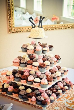 Свадебный торт из капкейков,украшенный инициалами молодоженов