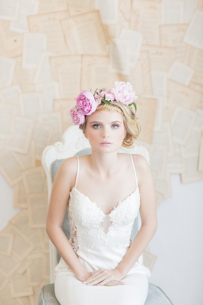 Платье-сорочка невесты с венком на голове