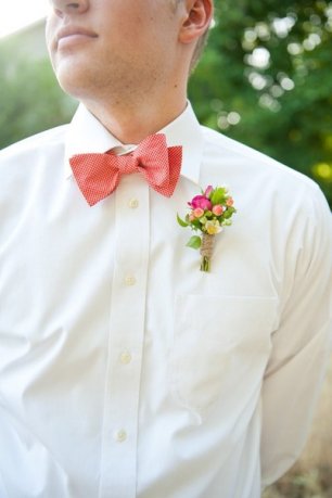 Аксессуары жениха: галстук-бабочка и бутоньерка в виде маленького букета