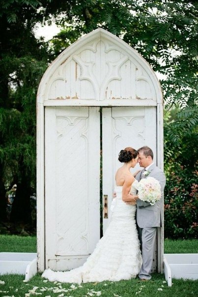 Имитация двери в часовню - удивительный декор для свадебной фотосессии