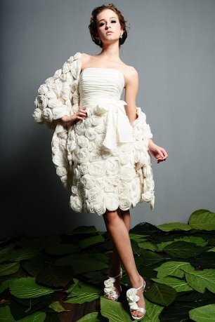 Фактурное платье невесты с накидкой