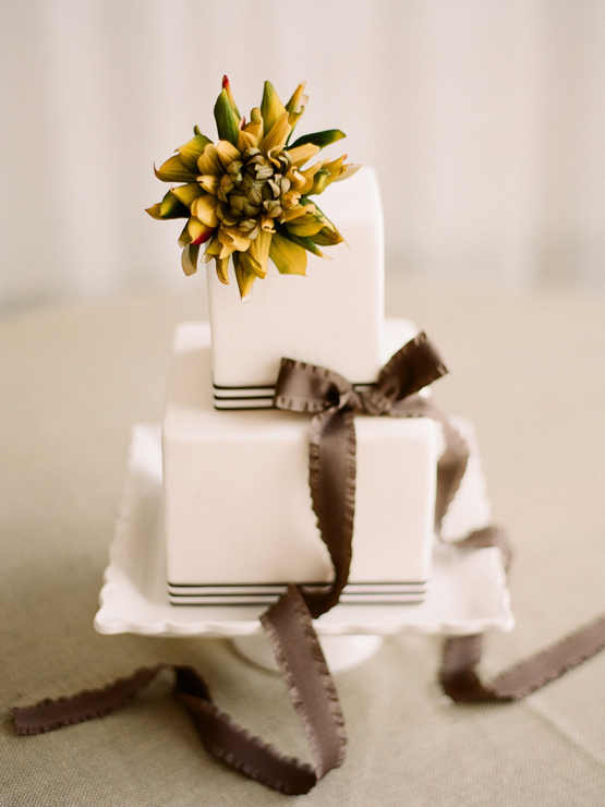 Свадебный торт, украшенный бантом и необычным растением