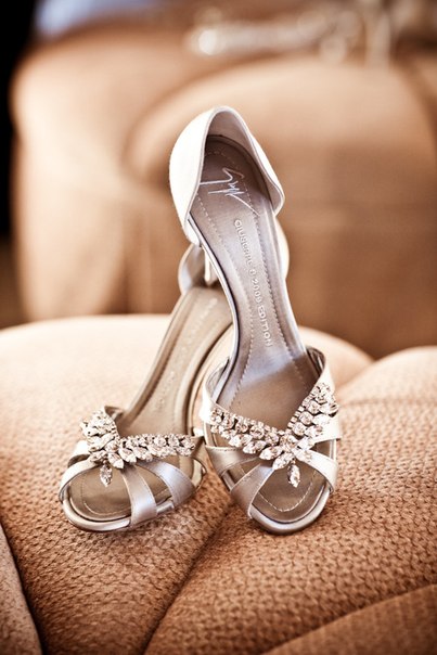 Туфли невесты с тонкими ремешками