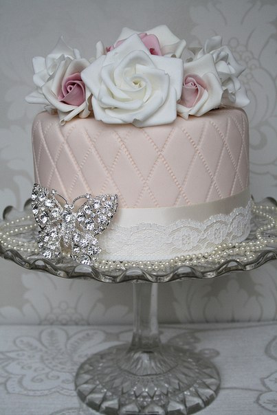 Свадебный торт, украшенный кристаллами и цветами