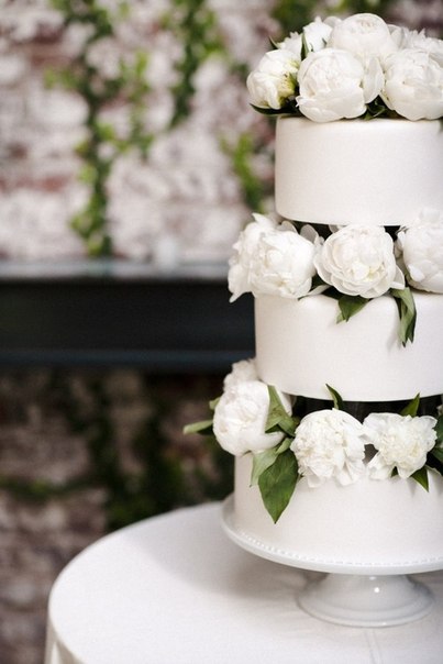 Многоярусный свадебный торт с цветами