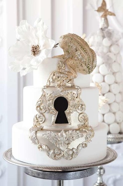 Волшебный свадебный торт, инкрустированный кристаллами