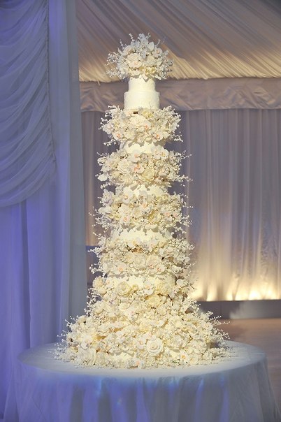 Невероятный свадебный торт с цветочными композициями