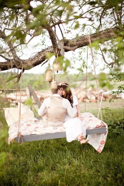 Качели - романтичный декор для свадебной фотосессии