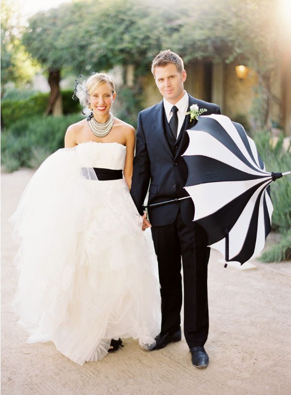 Зонт, повторяющий цвета образов молодоженов, - деталь свадебной фотосессии