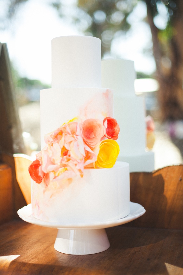 Свадебный торт с интересной цветной композицией