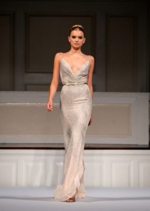 Платье невесты из струящейся ткани